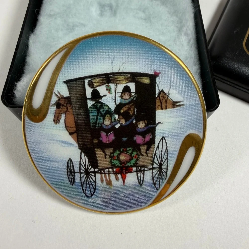 P Buckley Moss Christmas Carol Porcelain Brooch Pendant 1996‎ Anna Perenna 14168
